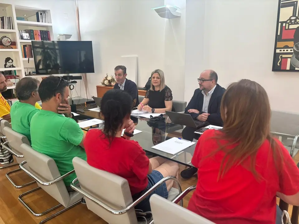 La consellera de Educaci&oacute;n, Carmen Ort&iacute;, (c), recibe a representantes de los sindicatos STEPV, CCOO y UGT | Conselleria de Educaci&oacute;n