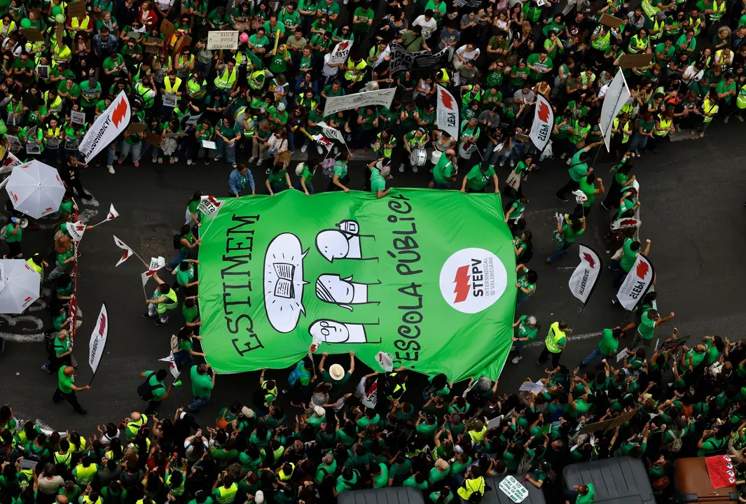Una imagen de la masiva manifestaci&oacute;n de profesores en Val&egrave;ncia cierra la primera semana de huelga indefinida en la Comunitat Valenciana | EP