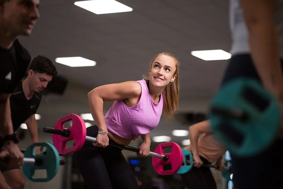 Una mujer practica deporte en el gimnasio | Foto de GOfit