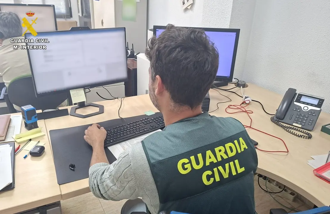 Agente de la Guardia Civil de Valencia en tareas de investigaci&oacute;n. | Europa Press.