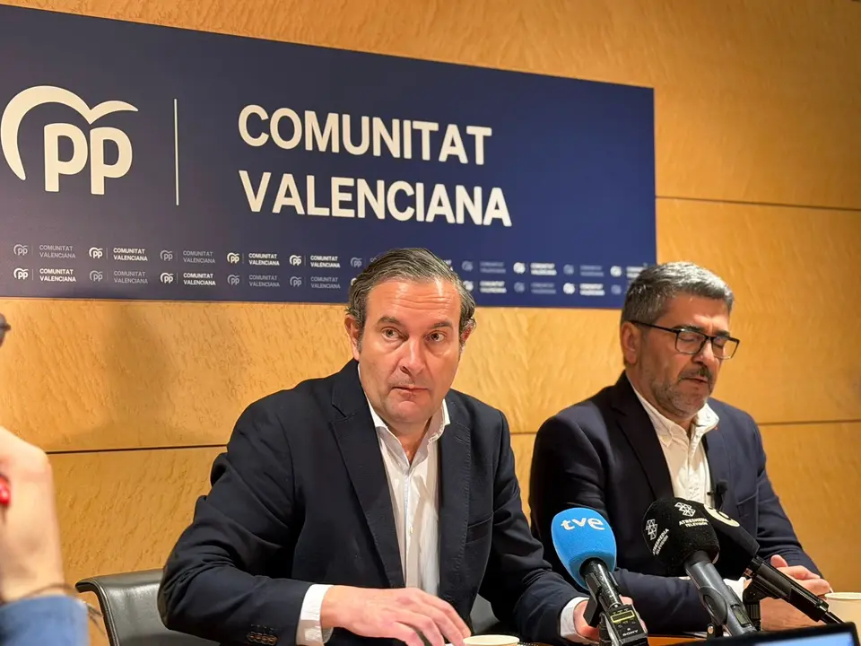 El s&iacute;ndic del PP en Les Corts, Nando Pastor, y el diputado Jos&eacute; For&eacute;s, en una rueda de prensa este lunes | EP