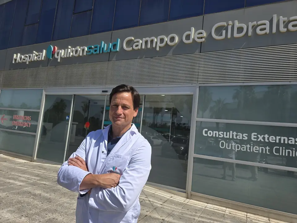 Primitivo de la Quintana, jefe de la Unidad de Cirug&iacute;a Oral y Maxilofacial del Hospital Quir&oacute;nsalud Campo de Gibraltar, el Hospital Quir&oacute;nsalud Marbella y el Hospital Quir&oacute;nsalud M&aacute;laga.
- QUIR&Oacute;NSALUD
