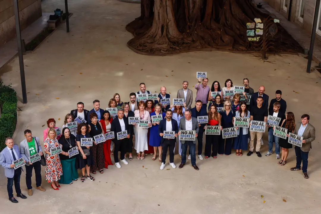 Protesta de PSPV y Comprom&iacute;s en el ficus de Les Corts. | Europa Press.