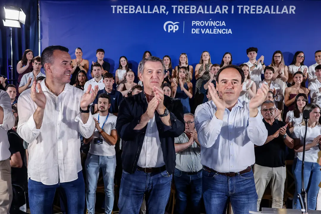El presidente del Partido Popular, Alberto N&uacute;&ntilde;ez Feij&oacute;o (c), el presidente de la Generalitat Valenciana, Juanfran P&eacute;rez Llorca (d), y el presidente provincial del PP de Valencia, Vicente Momp&oacute; (i), durante la reuni&oacute;n de la Junta Directiva del PP de la provincia de Valencia | EP