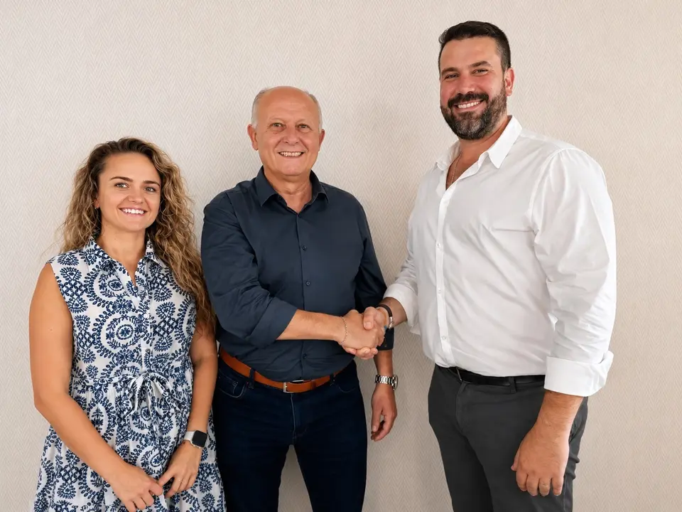 Toni Ferr&aacute;ndiz junto a Jorge Alarc&oacute;n y Carla Gasc&oacute;. | Europa Press.