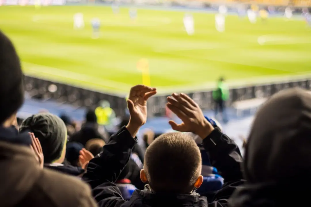 Aficionados en un campo de f&uacute;tbol | Foto de 123RF/beaver1488