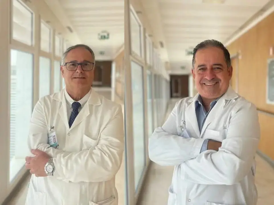 Los doctores Rafael Espino y Andr&eacute;s Osuna. | Quir&oacute;nsalud