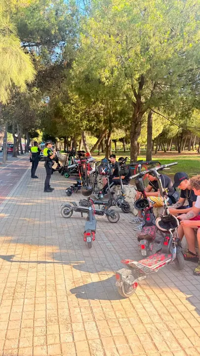Polic&iacute;a Local de Val&egrave;ncia aborta una quedada masiva de patinetes el&eacute;ctricos en el Parque de Cabecer. | Europa Press