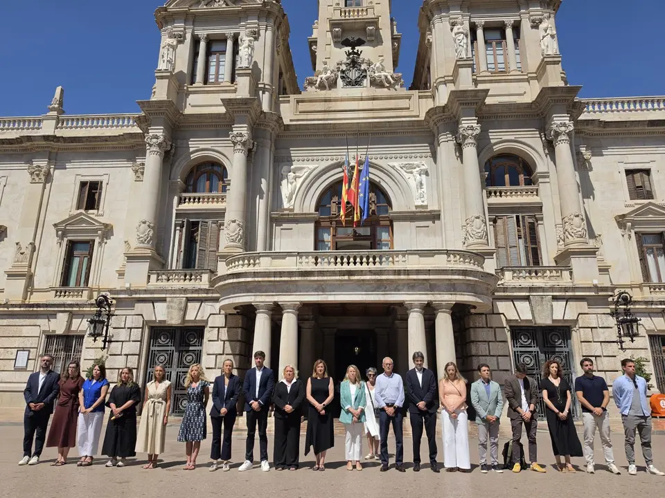 El Ayuntamiento de Val&egrave;ncia recuerda a las v&iacute;ctimas del metro con un minuto de silencio. | Europa Press