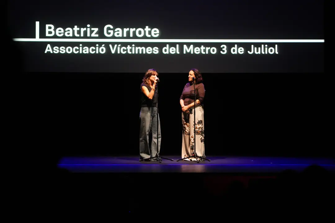 La presidenta de la Asociaci&oacute;n de V&iacute;ctimas del Metro de Valencia, Beatriz Garrote (i), y la portavoz de la Associaci&oacute; de V&iacute;ctimes de la DANA 29 d'Octubre, Maril&oacute; Gradol&iacute; (d). | Europa Press