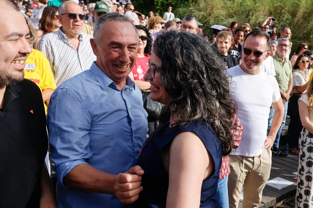 El diputado de Comprom&iacute;s Joan Baldov&iacute; saluda a la exvicepresidenta de la Generalitat Valenciana, M&oacute;nica Oltra. | Europa Press