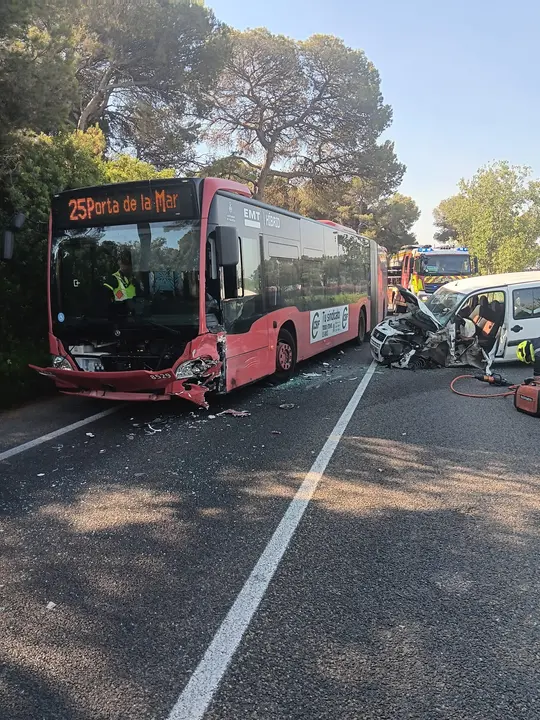 Accidente entre un veh&iacute;culo y un autob&uacute;s de la EMT. | Europa Press
