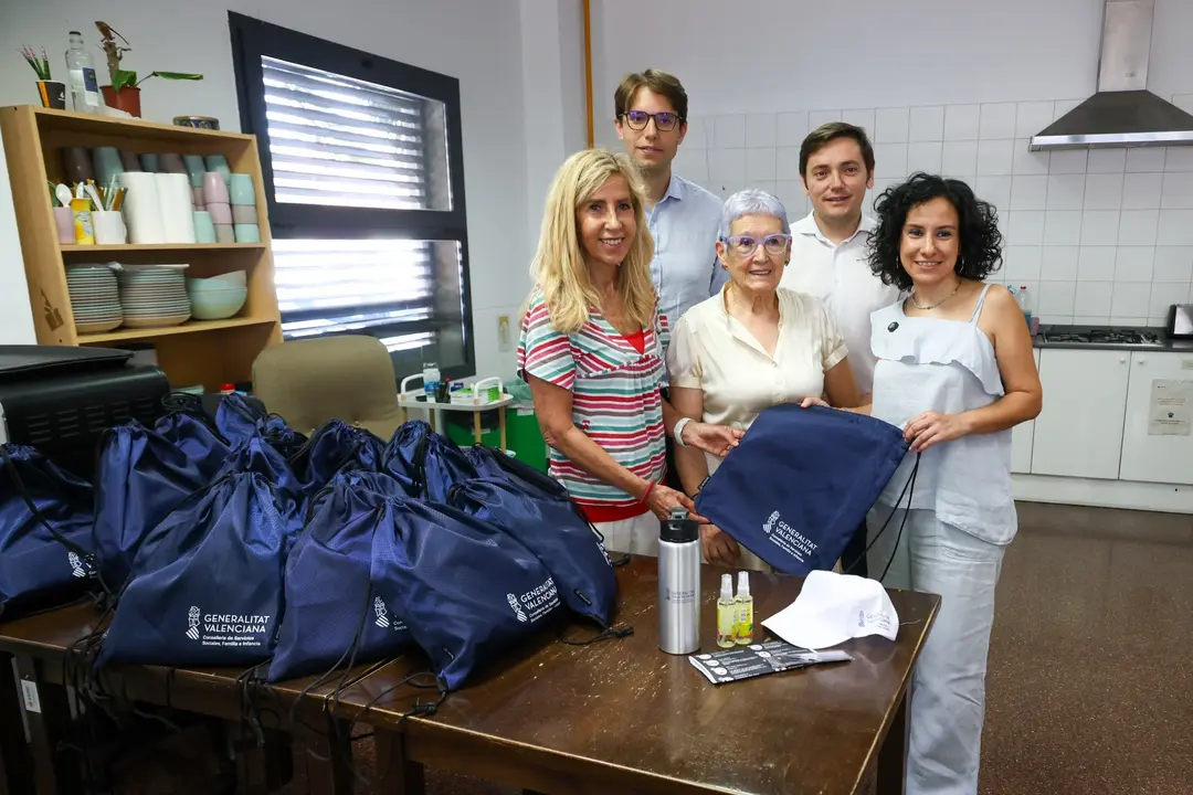 Kits con art&iacute;culos b&aacute;sicos para las personas sin hogar en la ola de calor. | Europa Press