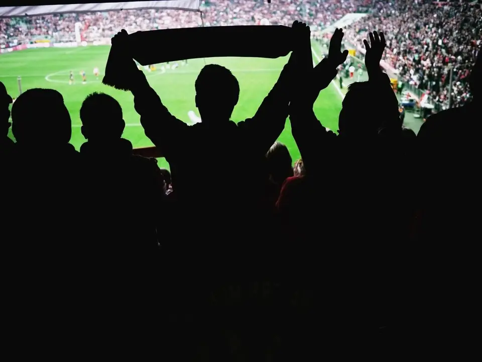 Aficionados en un estadio | 123RF/123ucas