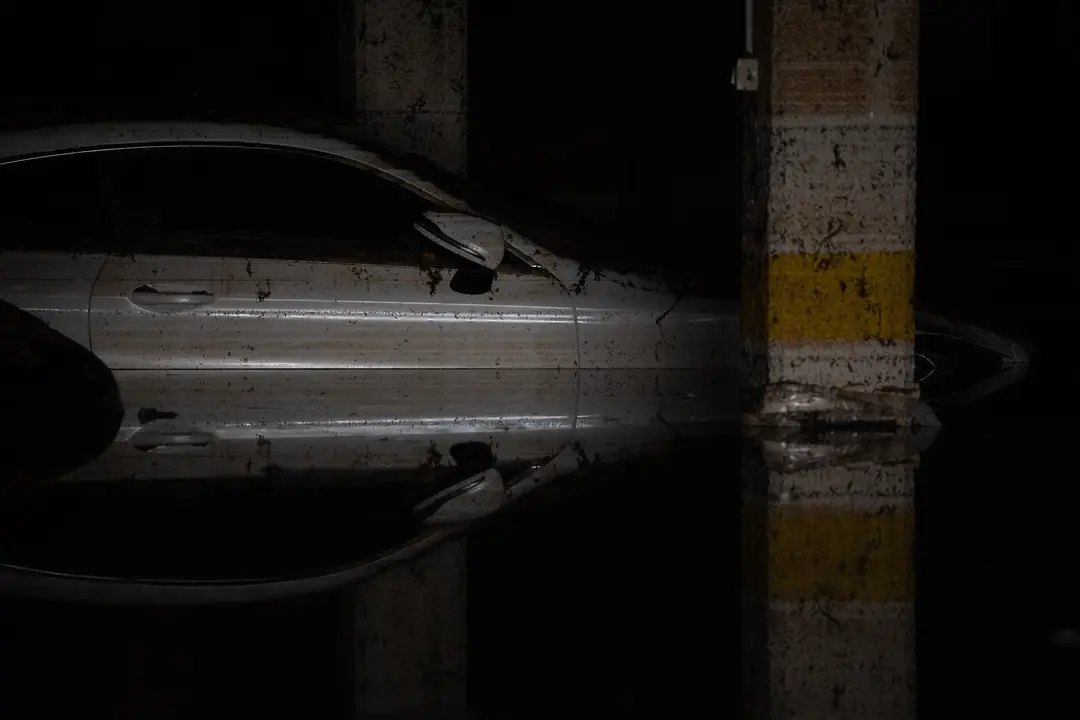 Un coche en un garaje inundado por la dana. | Europa Press