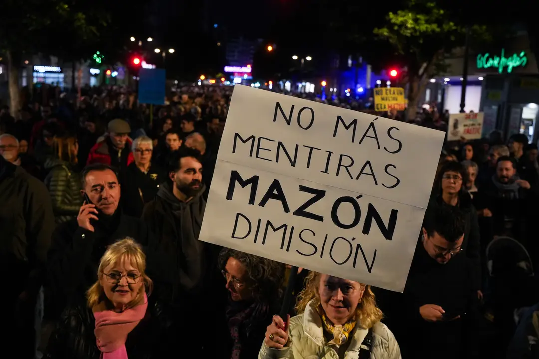 Una mujer sostiene una pancarta durante una manifestaci&oacute;n para exigir la dimisi&oacute;n de Maz&oacute;n. | Europa Press
