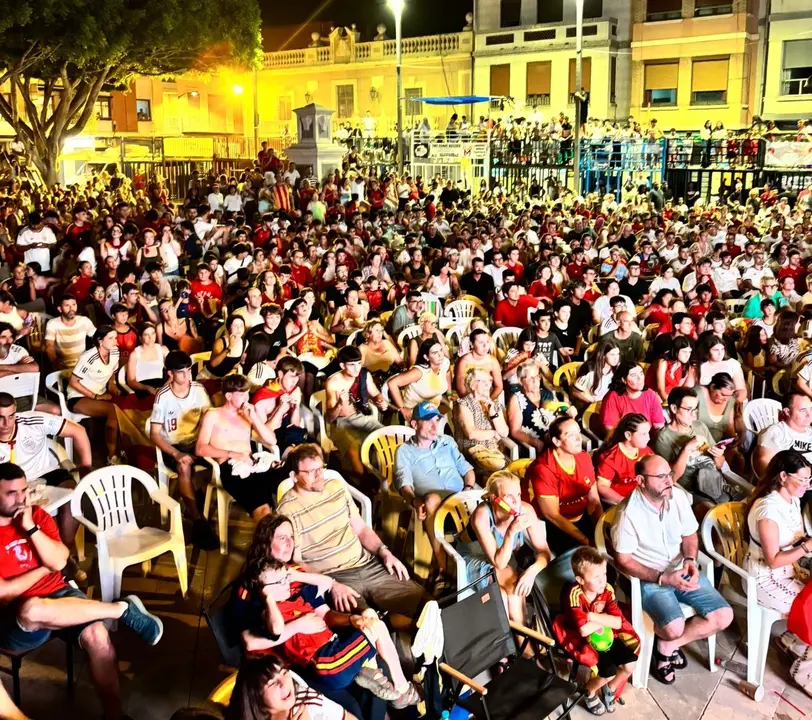 Los vecinos de Foios siguen la final del Mundial de f&uacute;tbol. | Europa Press.