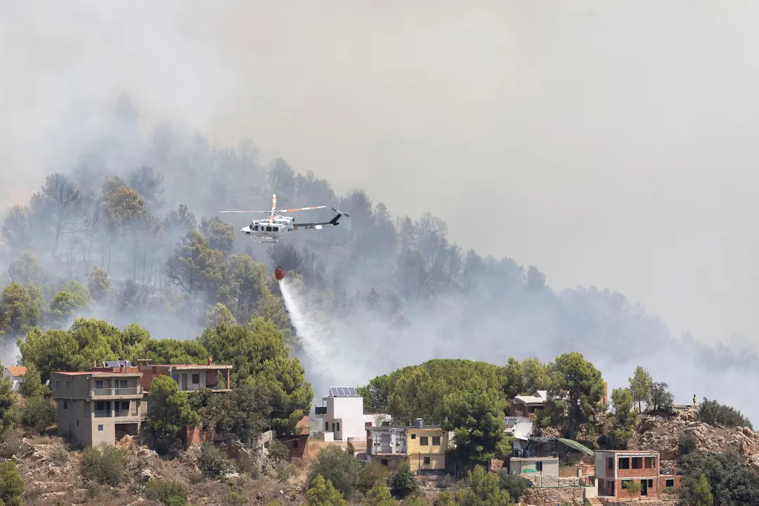 Helic&oacute;ptero durante las labores de extinci&oacute;n de un incendio forestal. | Europa Press.