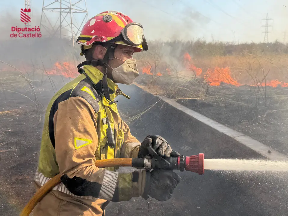 Un bombero en las labores de extinci&oacute;n en la VAll d'Uix&oacute;. | Europa Press.