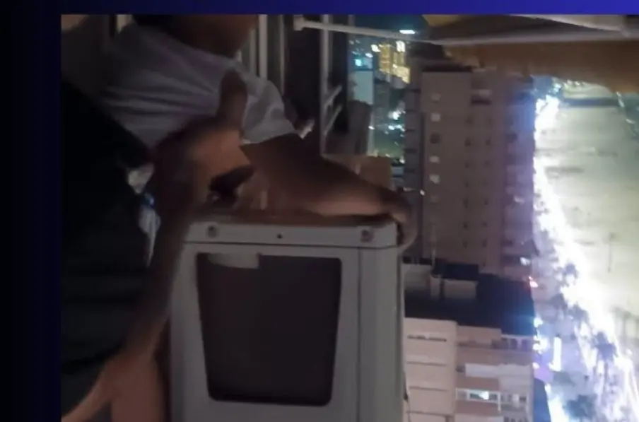 La Polic&iacute;a rescata a un ni&ntilde;o que estaba sobre un aire acondicionado en un piso 21 y detiene al padre. | Europa press.