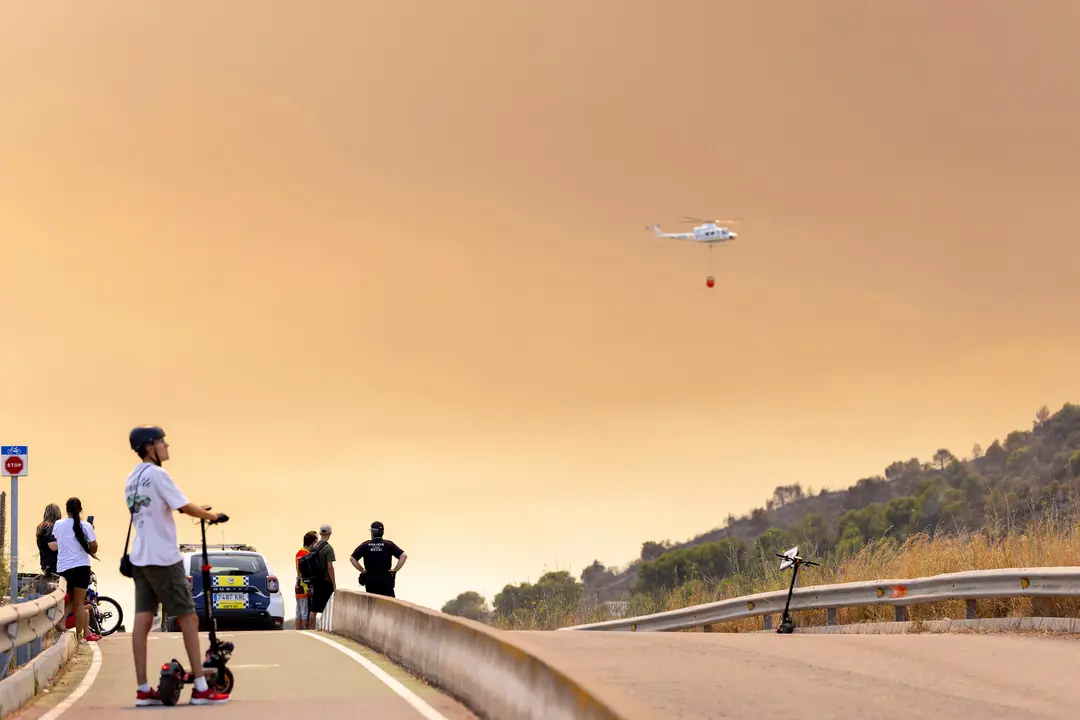 Helic&oacute;ptero durante las labores de extinci&oacute;nFoto Carme Ripolles. | Europa Press.