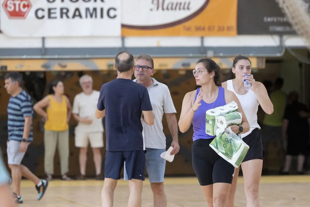 Poblaci&oacute;n de la Vilavella desalojada en el polideportivo de Nules. | Europa Press.