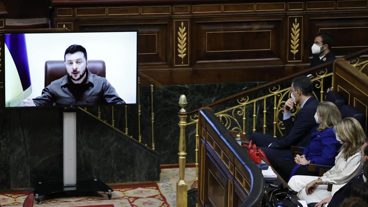 El pleno del Congreso de los Diputados, asiste a la videoconferencia del presidente de Ucrania, Volod&iacute;mir Zelenski. - EFE