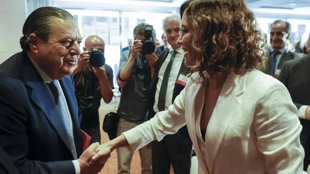 Isabel D&iacute;az Ayuso, con Vicente Boluda.  - EFE.