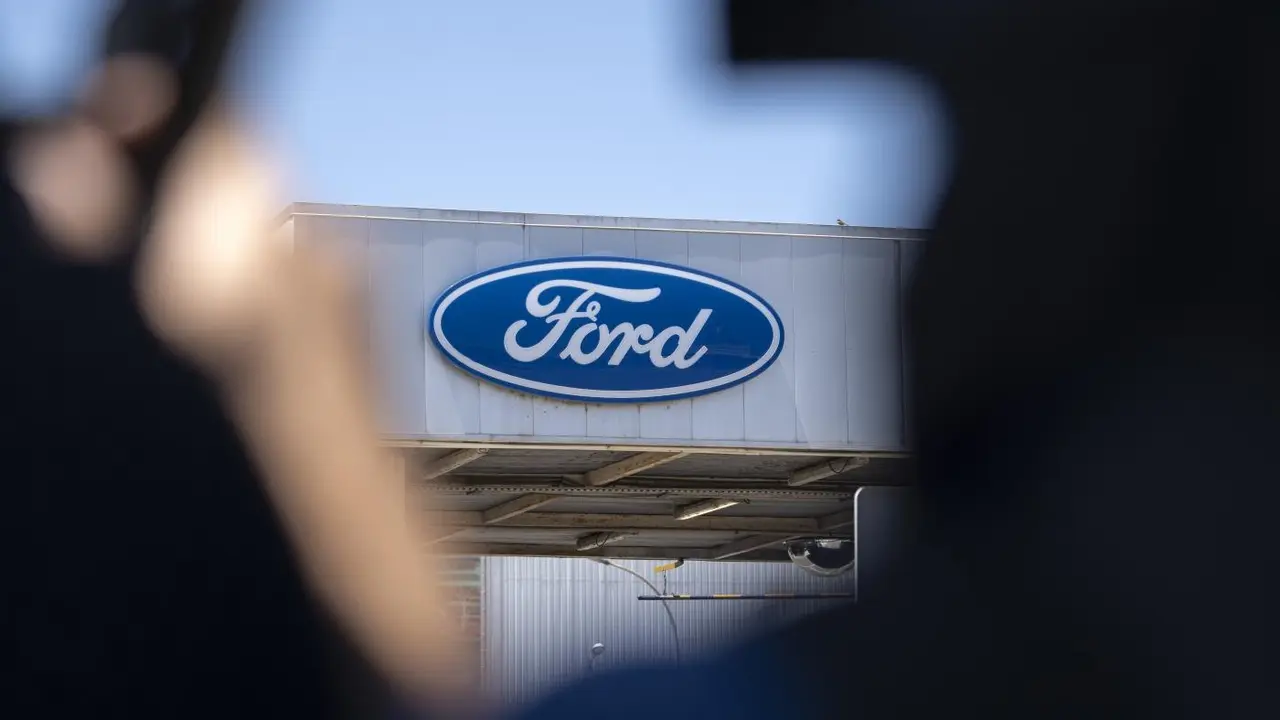 Logo en la f&aacute;brica de Ford Almussafes. - EP