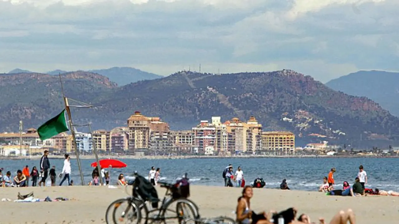 Imagen de la playa de La Malvarrosa de Valencia ayer a mediod&iacute;a. - EFE