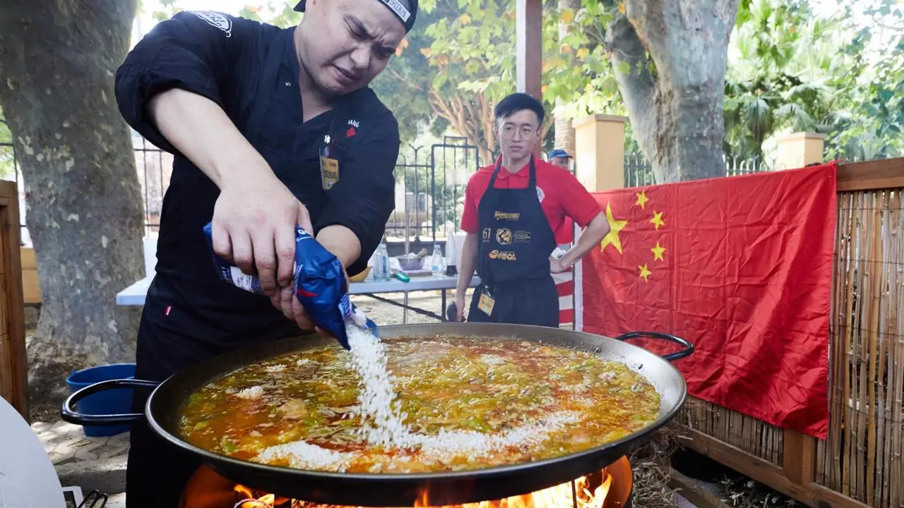 Concurso de paellas. - EFE/Natxo Franc&eacute;s
