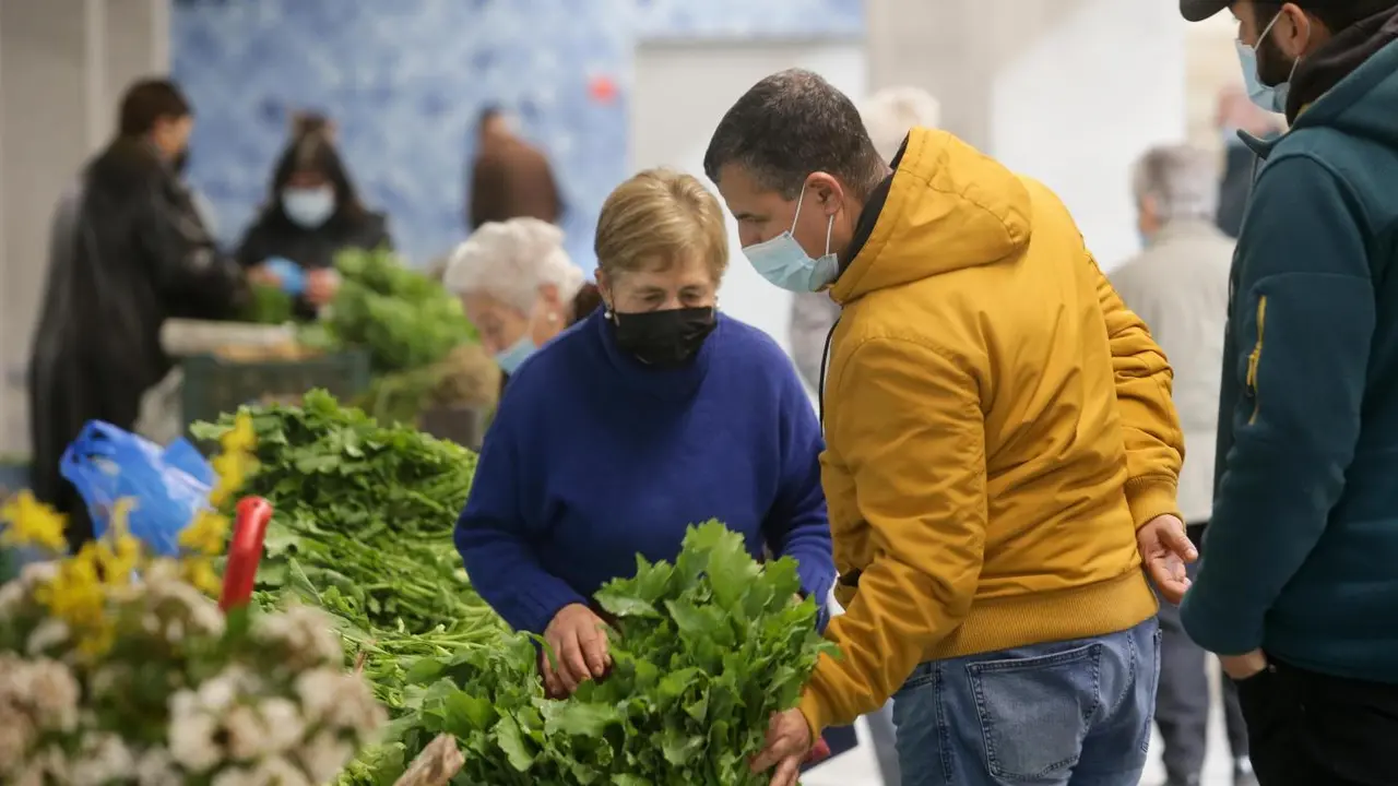 Un hombre compra verduras. - Europa Press