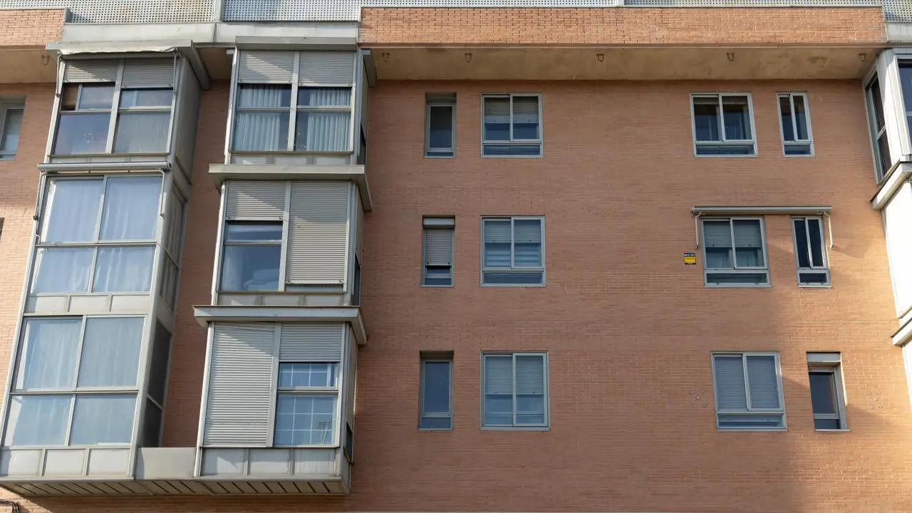 Vista de un cartel en venta en un edificio. - Europa Press