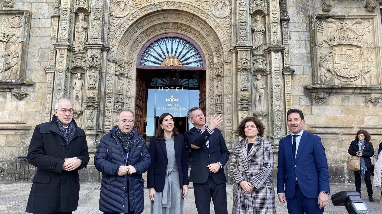 El delegado del Gobierno en Galicia, Jos&eacute; Mi&ntilde;ones, frente al Hostal dos Reis Cat&oacute;licos, en Santiago de Compostela. - 