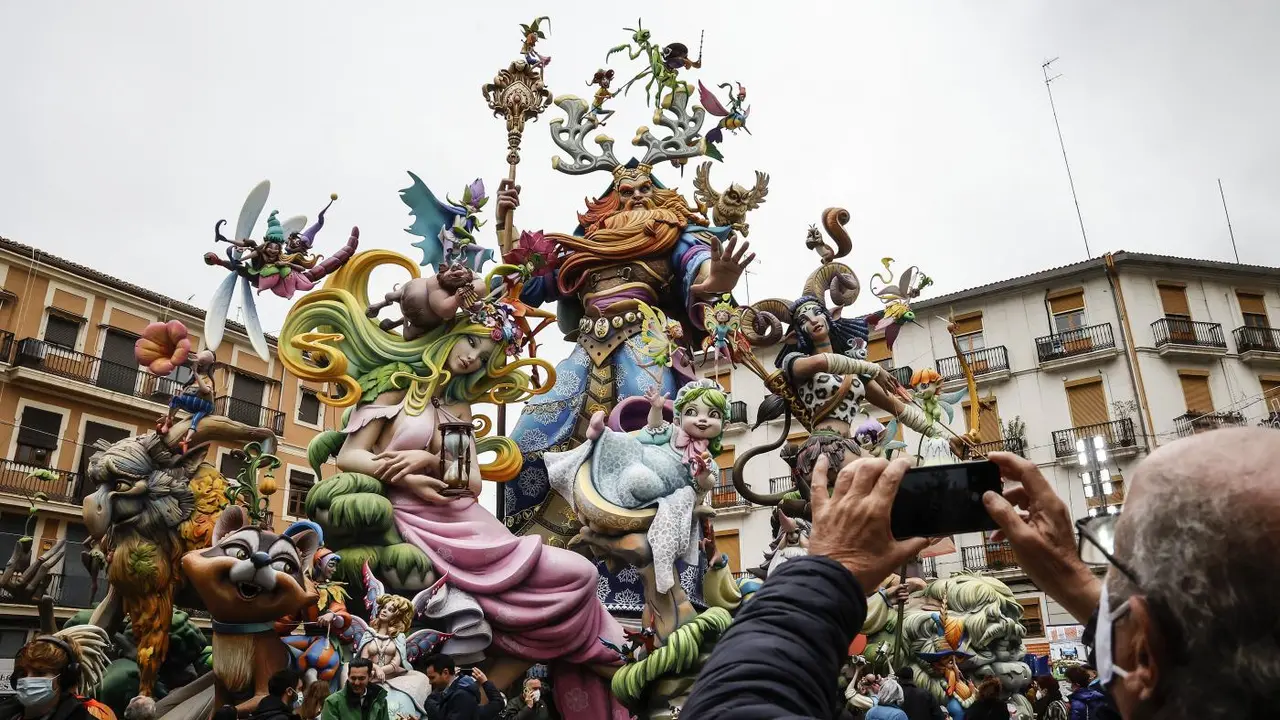 Un hombre fotograf&iacute;a la Falla Convento-Jerusal&eacute;n. - Rober Solsona / Europa Press