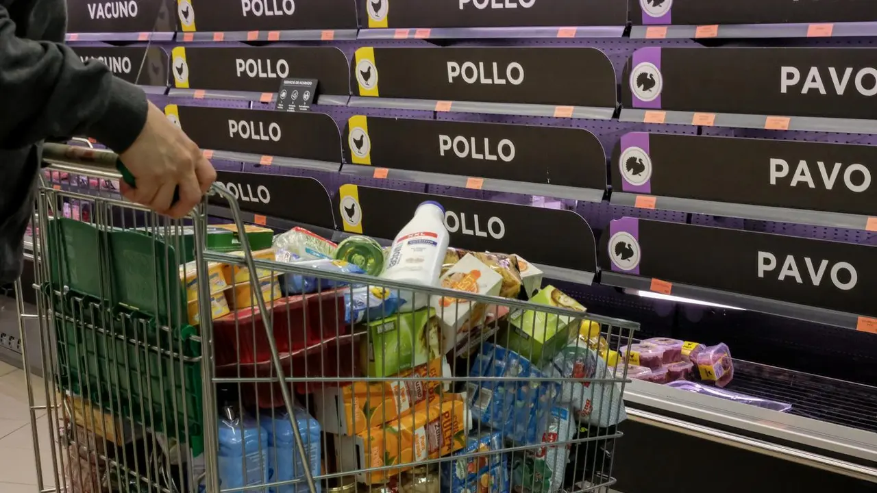 Un cliente realiza la compra en un supermercado. - EP