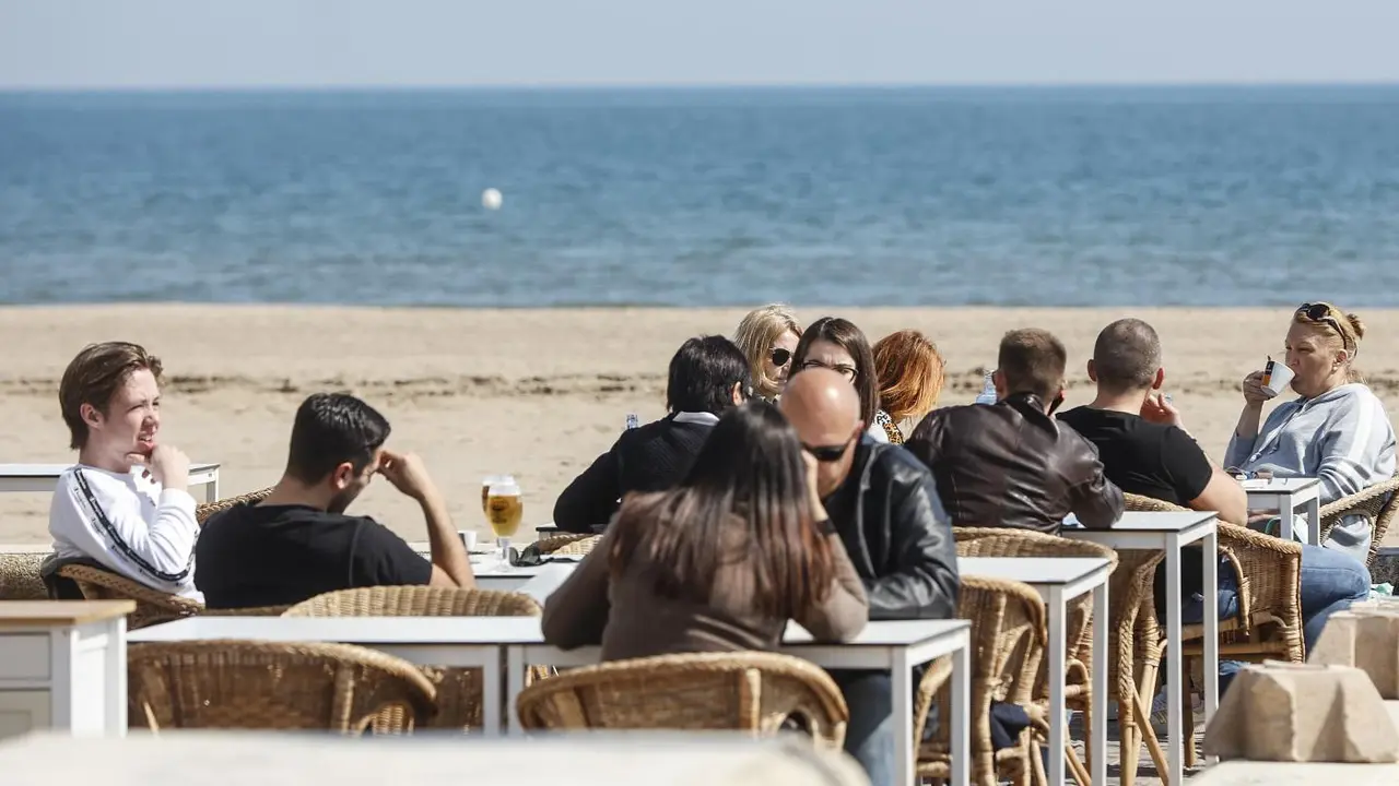 Varias personas en una terraza del Paseo de la Playa de la Malvarrosa. - Europa Press