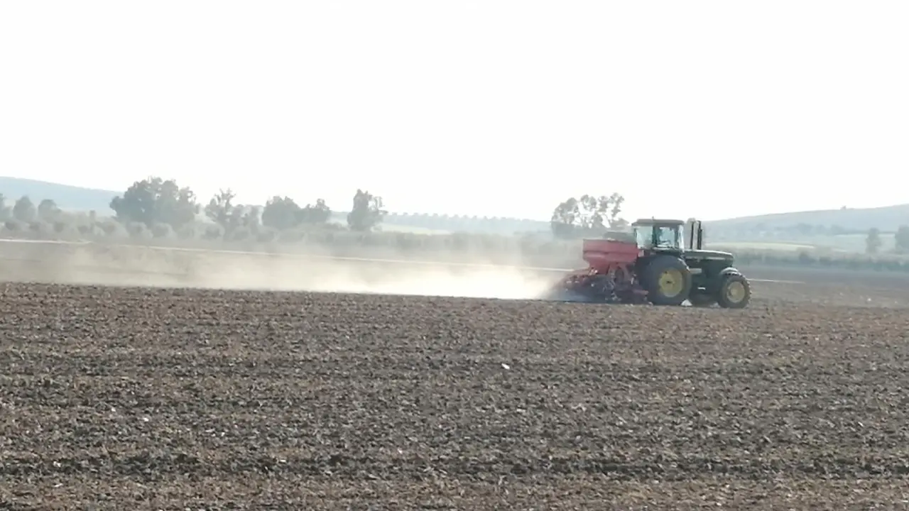 Un agricultor trabaja con su tractor. - Europa press