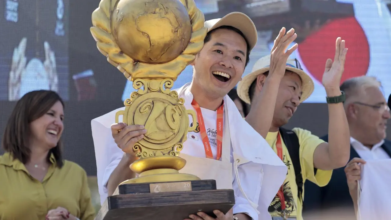 El cocinero japon&eacute;s, Kohei Hatashita, alza el trofeo de campe&oacute;n - Ana Escobar - EFE