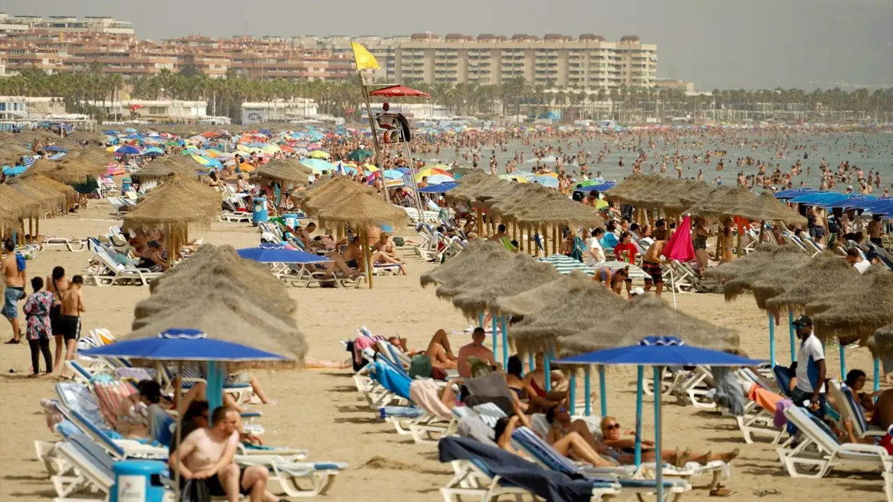 Ba&ntilde;istas en la playa de la Malva-rosa de Valencia - Eduardo Manzana - Europa Press