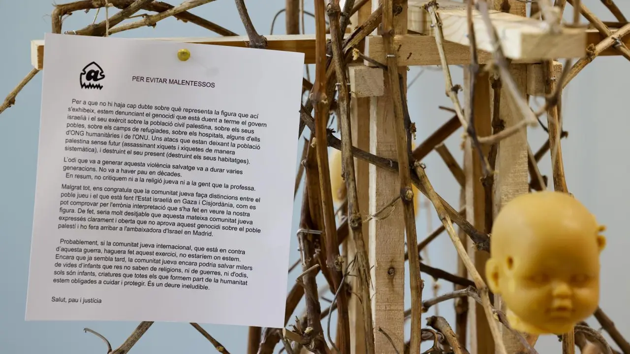 Imagen del comunicado y del pol&eacute;mico ninot - Ana Escobar - EFE