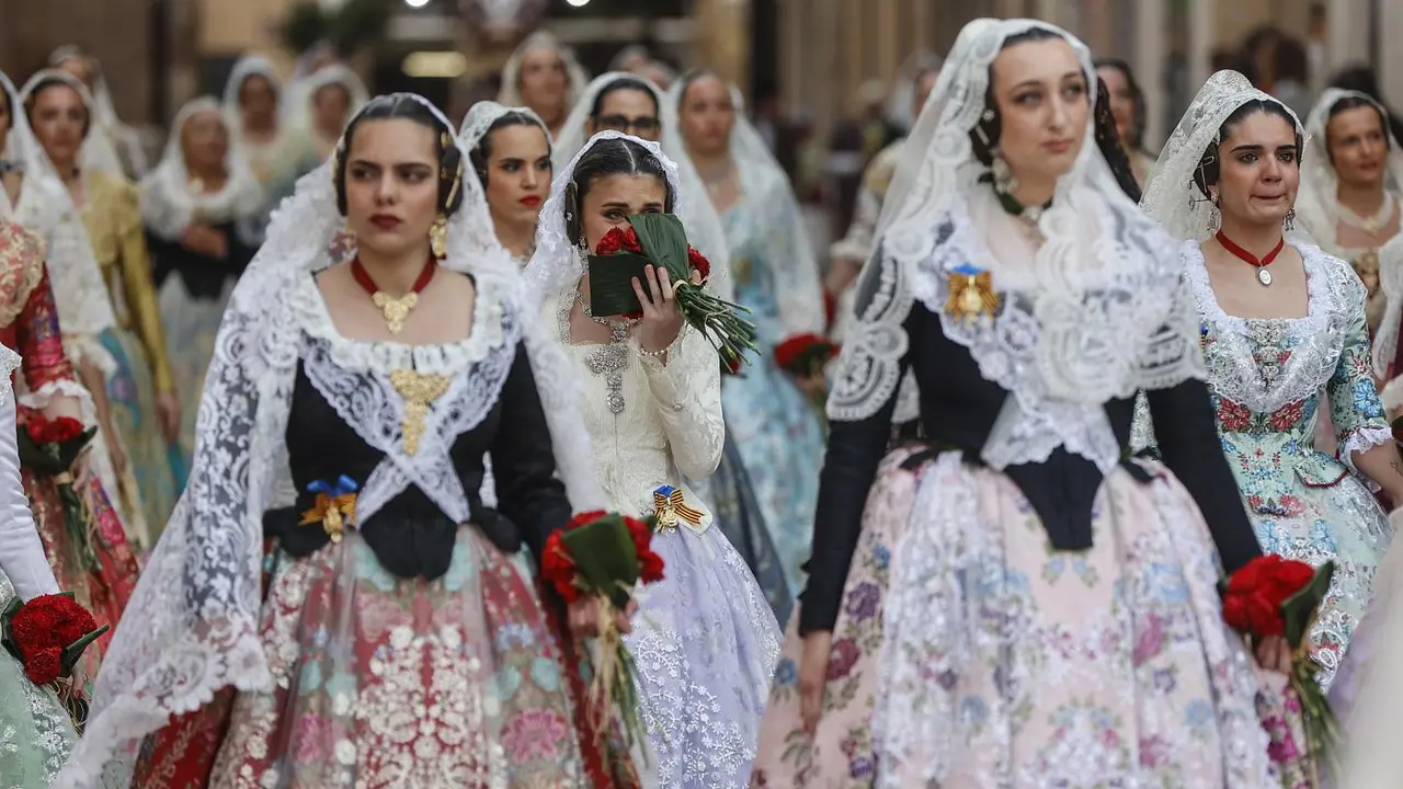 Varias falleras durante la ofrenda floral de las Fallas 2024 - Rober Solsona - Europa Press