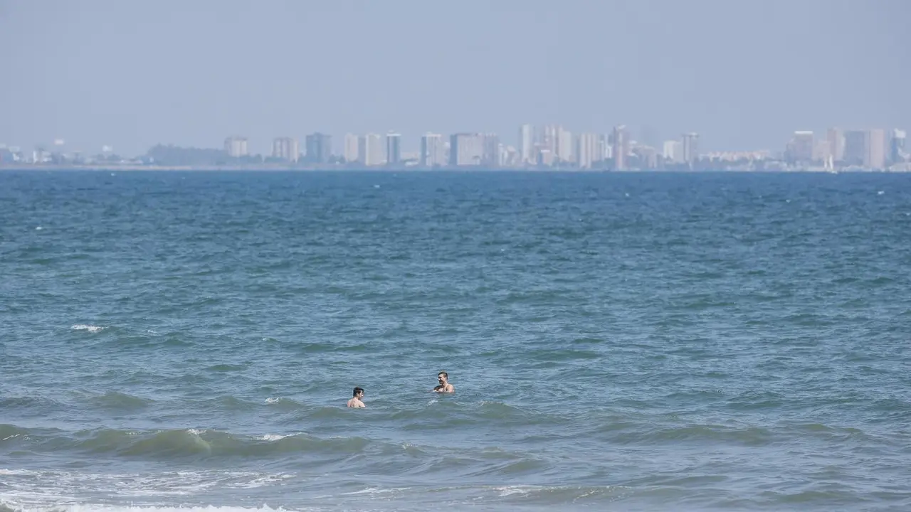 Gente se ba&ntilde;a en la playa en Valencia. - EP