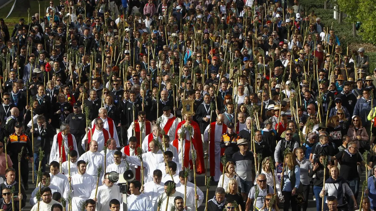 Miles de personas participan en la romer&iacute;a de la Santa Faz - EFE - MORELL