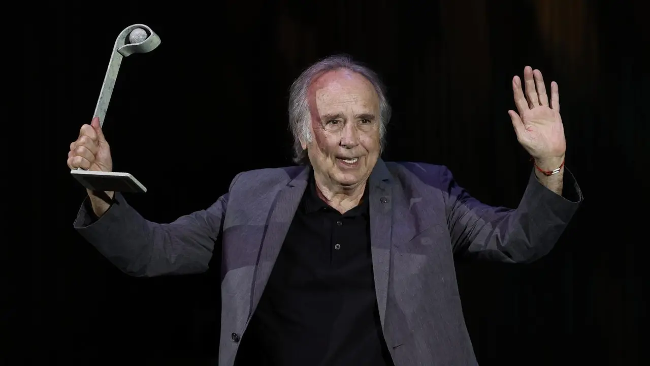 Joan Manuel Serrat recoge su premio. - EFE