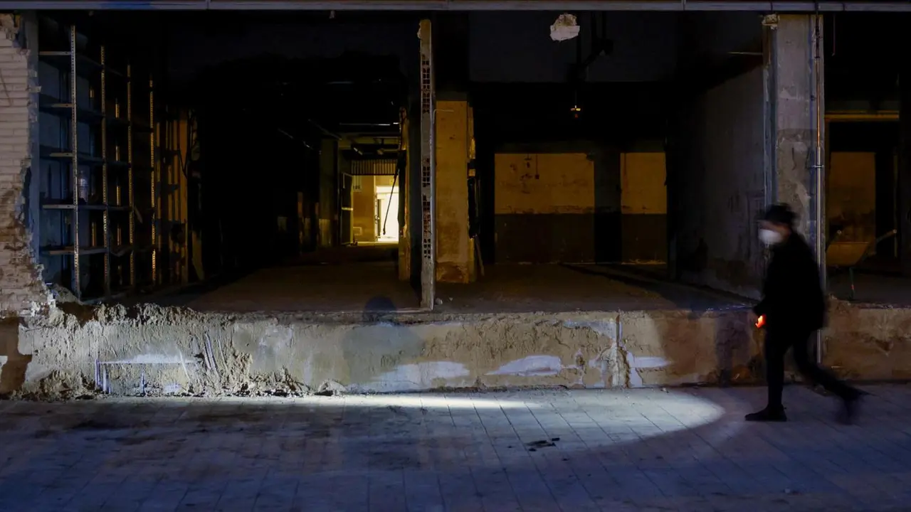 Vista de una zona sin iluminaci&oacute;n el&eacute;ctrica de Paiporta. - EFE/ Kai Forsterling