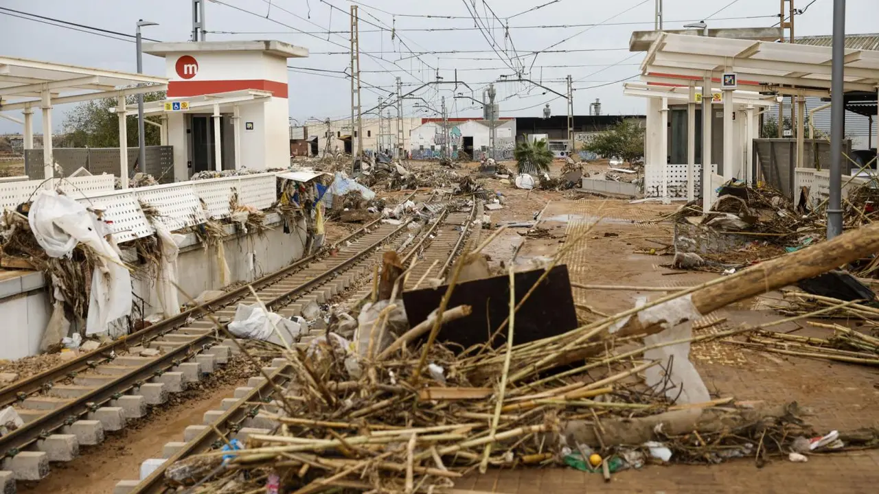 Vista de la destrozada estaci&oacute;n de metro en Paiporta. - EFE/Biel Ali&ntilde;o