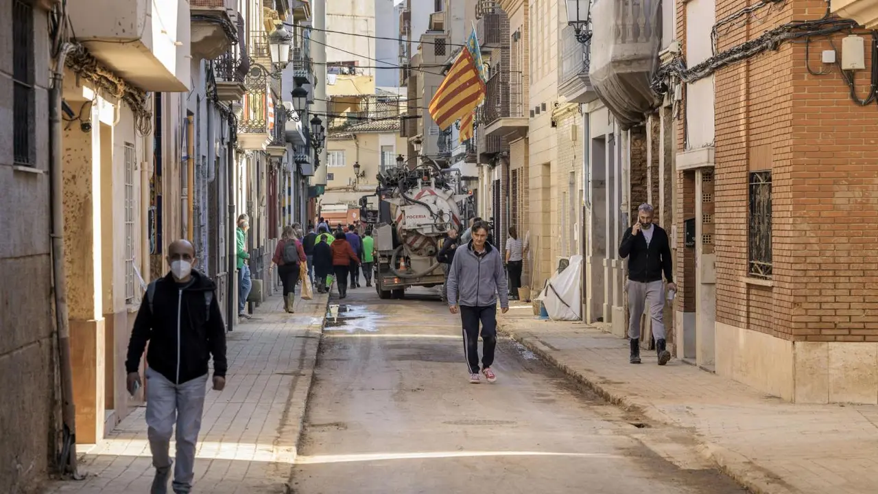 Una de las calles de Paiporta un mes despu&eacute;s de la DANA. - EFE/Biel Ali&ntilde;o