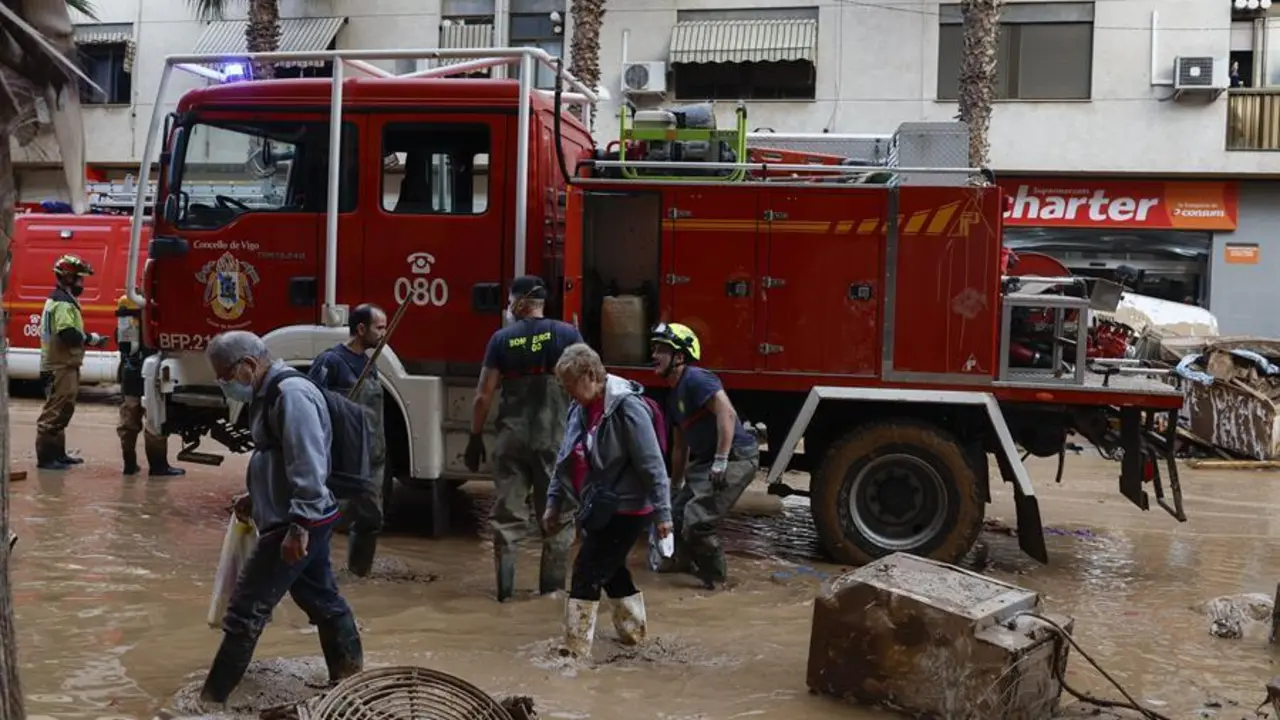 Efectivos del cuerpo de Bomberos y voluntarios. - EFE