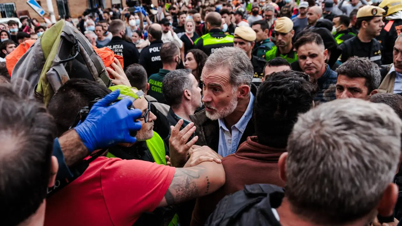 El Rey Felipe VI durante su visita a las zonas afectadas. - Europa Press
